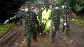 Petugas SAR gabungan mengangkat kantung jenazah korban tanah longsor yang terjadi di Kecamatan Manuju, Kabupaten Gowa, Sulawesi Selatan, Kamis (24/1). (ANTARA FOTO/Abriawan Abhe).