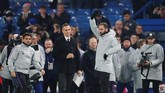 Penyerang baru Chelsea Gonzalo Higuain diperkenalkan ke suporter sebelum leg kedua semifinal Piala Liga Inggris 2018/2019 di Stadion Stamford Bridge, London, Kamis (24/1) malam waktu setempat. (Reuters/Matthew Childs)