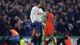 Gelandang serang Tottenham Hotspur asal Brasil Lucas Moura tertunduk lesu setelah eksekusi penaltinya ditepis kiper Chelsea Kepa Arrizabalaga. (Reuters/Matthew Childs)