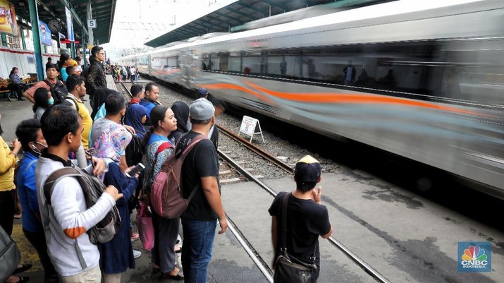 Rangkaian kereta Commuter Line di Stasiun Manggarai, Jakarta, Jumat (25/1/2019). PT. Kereta Commuter Indonesia (KCI) menutup jalur 10 Stasiun Manggarai tujuan Depok dan Bogor sejak 23 Januari - 8 Maret 2019.