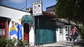 Namun lokasi pusat kota dan jalan-jalan yang rimbun membantu mengembalikan keindahan Meksiko. Hari ini, ia adalah surga bagi bar, kafe, restoran dan toko yang bergaya. (Photo by RODRIGO ARANGUA / AFP)