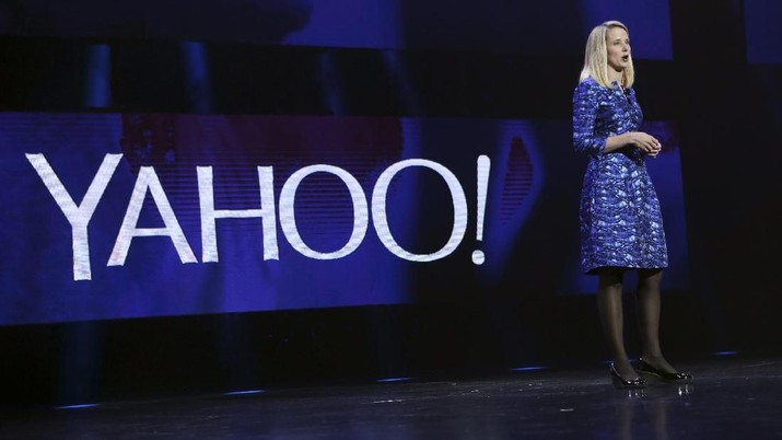 Yahoo CEO Marissa Mayer delivers her keynote address at the annual Consumer Electronics Show (CES) in Las Vegas, Nevada, in this file photo taken January 7, 2014. Yahoo Inc missed Wall Street's revenue and profit forecasts April 21, 2015 as slight growth in its online advertising businesses was outweighed by higher payments to partners and websites which send readers to Yahoo.  REUTERS/Robert Galbraith/Files