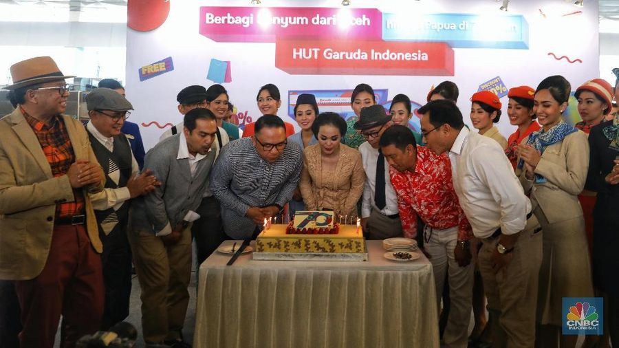 Perayaaan HUT Garuda juga menghadirkan transformasi seragam pramugari dari yang vintage hingga modern.