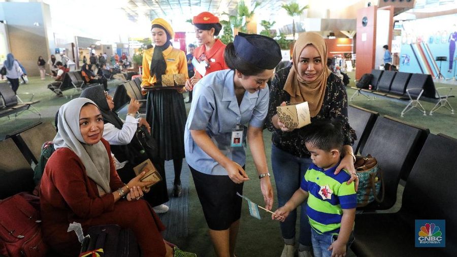 Perayaaan HUT Garuda juga menghadirkan transformasi seragam pramugari dari yang vintage hingga modern.