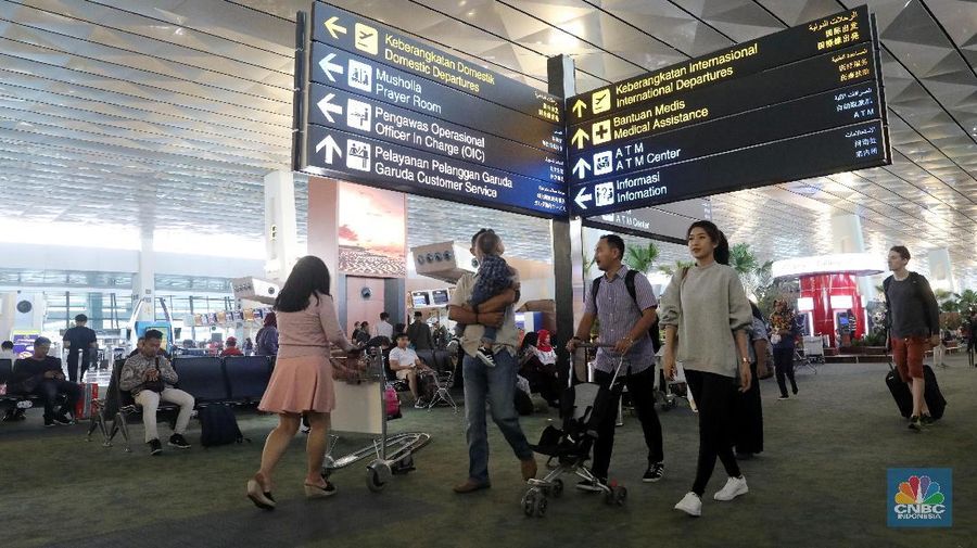 Industri penerbangan dalam negeri tengah menghadapi turbulensi, mulai dari mahalnya harga tiket, penerapan kebijakan bagasi berbayar, hingga sepinya penumpang