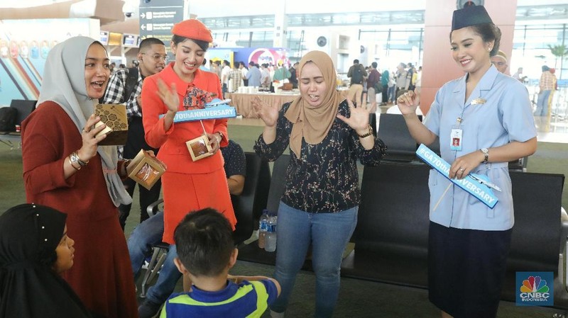 Perayaaan HUT Garuda juga menghadirkan transformasi seragam pramugari dari yang vintage hingga modern.