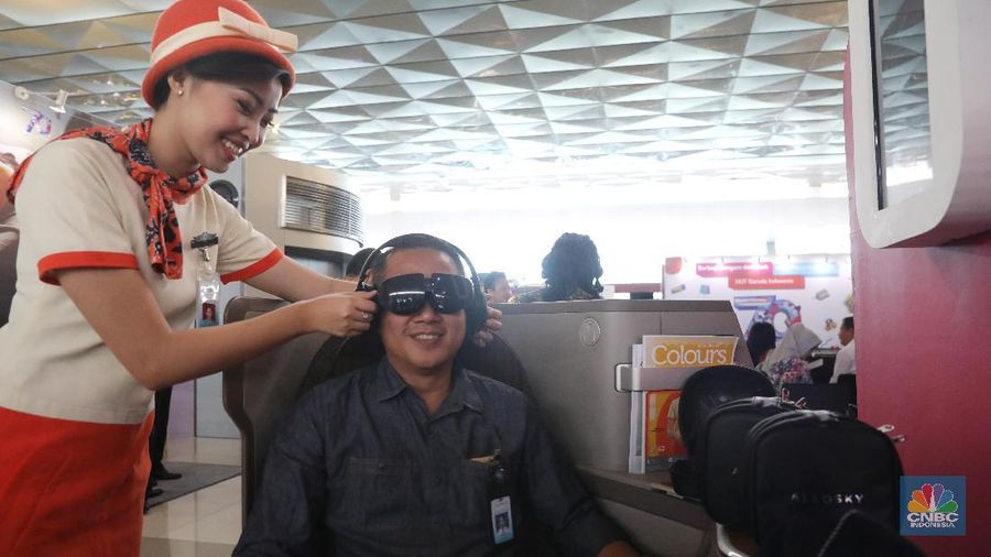 Perayaaan HUT Garuda juga menghadirkan transformasi seragam pramugari dari yang vintage hingga modern.