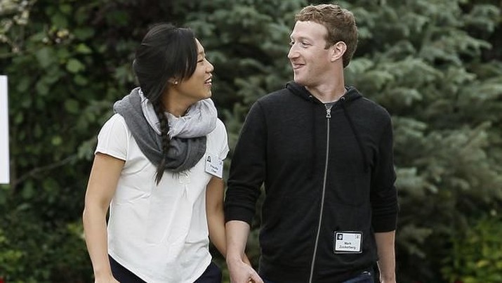 Facebook CEO Mark Zuckerberg walks with his wife Priscilla Chan at the annual Allen and Co. conference at the Sun Valley, Idaho Resort July 11, 2013.  REUTERS/Rick Wilking (UNITED STATES - Tags: BUSINESS)