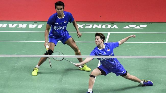 Pelukan Perpisahan Ganda Campuran Malaysia dengan Liliyana