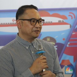 Diberhentikan Erick, Ini Rekam Jejak Ari Askhara
