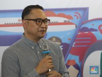 Diberhentikan Erick, Ini Rekam Jejak Ari Askhara