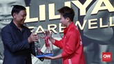 Ketua PP PBSI Wiranto menyerahkan figur aksi Liliyana Natsir di upacara perpisahan juara Olimpiade 2016 tersebut. (CNN Indonesia/Andry Novelino)