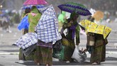 Perbedaan keempatnya yakni IPPNU beranggotakan pelajar SMP dan SMA, KOPRI dari kalangan mahasiswa, Fatayat NU beranggotakan perempuan pasca mahasiswa yang berusia kurang dari 40 tahun, dan Muslimat NU beranggotakan perempuan NU di atas 40 tahun. (ANTARA FOTO/Wahyu Putro A)