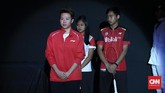 Liliyana Natsir memasuki upacara perpisahan didampingi dua pebulutangkis muda Indonesia Rahmat Hidayat dan Febi Setianingrum. (CNN Indonesia/Andry Novelino)