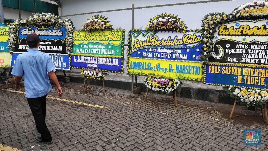 Kepergian sang pemilik meninggalkan gurita bisnis yang luar biasa besar.