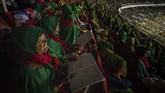 Organisasi kemasyarakatan ini menggelar doa bersama sejak dini hari dengan salat tahajud hinga salat subuh berjamaah. (ANTARA FOTO/Aprillio Akbar)