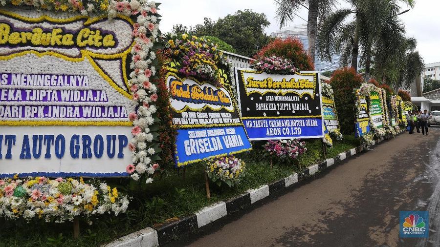Pada pagi hingga sore hari lokasi persemayaman masih tertutup untuk umum dan hanya dibuka khusus diperuntukkan bagi keluarga terdekat saja.