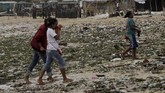 Warga berjalan di tengah-tengah sampah yang berserakan di Pantai Oesapa Kota Kupang, NTT, Jumat (25/1). Kementerian Lingkungan Hidup dan Kehutanan (KLHK) menyatakan Kota Kupang, NTT sebagai salah satu kota terkotor di Indonesia bersama Sorong dan Palu dalam penilaian Program Adipura periode 2017-2018. ANTARA FOTO/Kornelis Kaha/wsj.