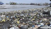 Sampah berserakan di pinggir pantai di Pelabuhan Panarukan, Situbondo, Jawa Timur, Selasa (22/1/2019). Selama musim hujan dan gelombang tinggi, berbagai jenis sampah kiriman dari sejumlah aliran sungai memenuhi pinggir pantai Panarukan. ANTARA FOTO/Seno/ama.