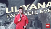 Liliyana Natsir memberikan kata sambutan dalam upacara perpisahan. Pebulutangkis ganda campuran itu pensiun di usia 33. (CNN Indonesia/Andry Novelino)