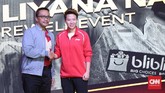Kemenpora Imam Narahwi memberikan ucapan perpisahan untuk Liliyana Natsir di upacara perpisahan sebelum laga Indonesia Master 2019. (CNN Indonesia/Andry Novelino)