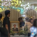 Eka Tjipta Widjaja, Penjual Biskuit & Sukses Jadi Konglomerat