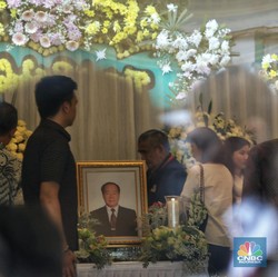 Eka Tjipta Widjaja, Penjual Biskuit & Sukses Jadi Konglomerat
