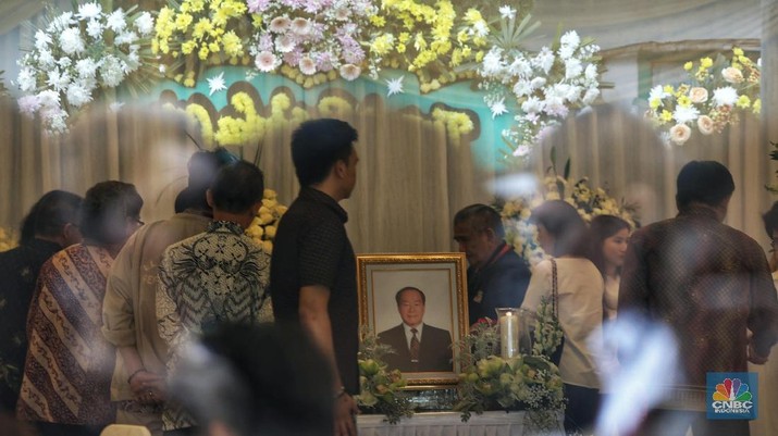 Eka Tjipta Widjaja, Penjual Biskuit & Sukses Jadi Konglomerat