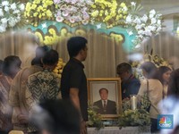 Eka Tjipta Widjaja, Penjual Biskuit & Sukses Jadi Konglomerat