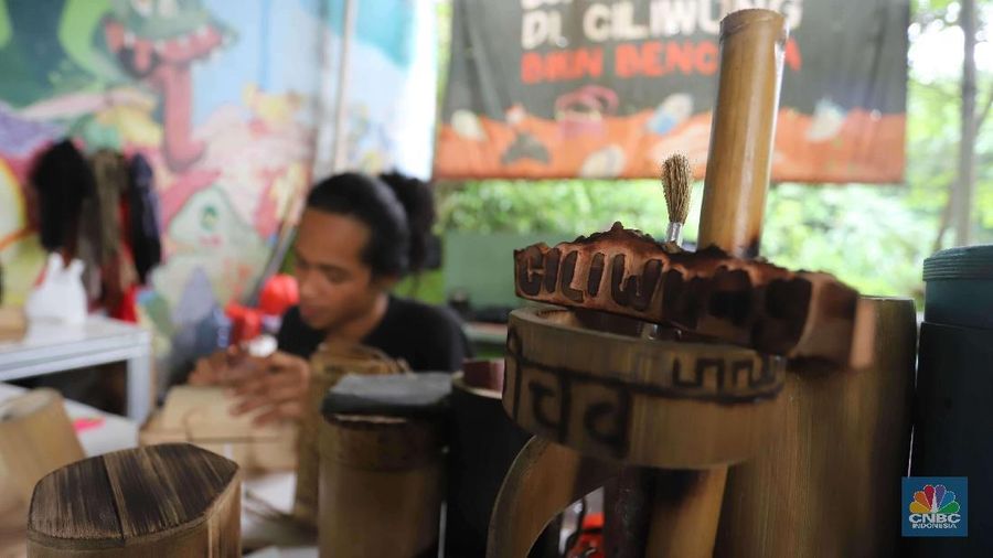 Kerajinan Produk seperti tas, tempat tisu, tempat pensil dari bambu dijual dari harga Rp 100.000 s.d Rp 400.000.