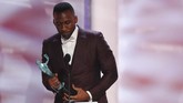 Mahershala Ali kembali membawa pulang piala. Aktingnya di 'Green Book' membuatnya memenangi Golden Globes, lalu kini SAG Awards 2019 sebagai Aktor Pendukung Terbaik. (REUTERS/Mike Blake)