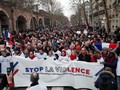 Gerakan Syal Merah Gelar Aksi Tandingan Rompi Kuning di Paris