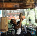Mendulang Rupiah dari Bambu di Bantaran Sungai Ciliwung