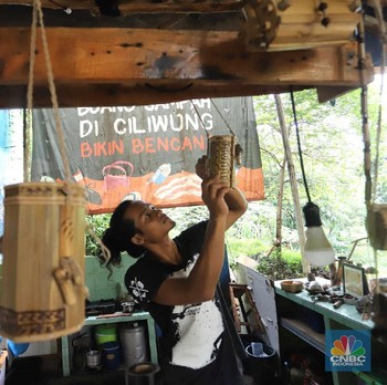 Mendulang Rupiah dari Bambu di Bantaran Sungai Ciliwung