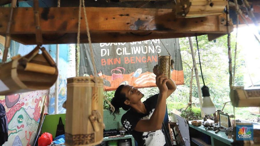 Kerajinan Produk seperti tas, tempat tisu, tempat pensil dari bambu dijual dari harga Rp 100.000 s.d Rp 400.000.