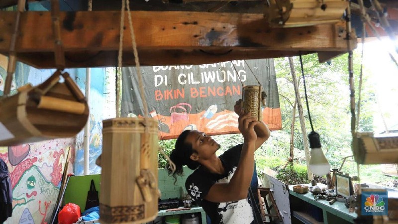 Kerajinan Produk seperti tas, tempat tisu, tempat pensil dari bambu dijual dari harga Rp 100.000 s.d Rp 400.000.