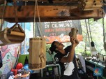 Mendulang Rupiah dari Bambu di Bantaran Sungai Ciliwung