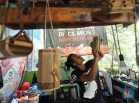 Mendulang Rupiah dari Bambu di Bantaran Sungai Ciliwung