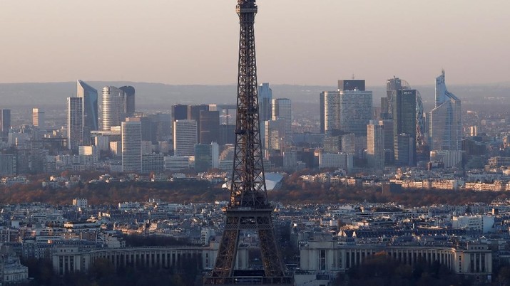 menara eiffel, perancis, prancis FILE PHOTO - A general view shows the Eiffel Tower and the financial and business district in La Defense, west of Paris, France November 22, 2017. REUTERS/Gonzalo Fuentes/File Photo GLOBAL BUSINESS WEEK AHEAD