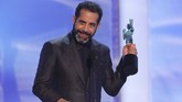 Lagi, 'The Marvelous Mrs. Maisel' membawa pulang piala. Kali ini berkat akting Tony Shalhoub yang menjadi Aktor Terbaik di Serial Komedi. (REUTERS/Mike Blake)