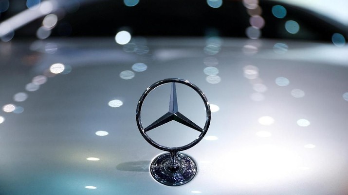FILE PHOTO: The Mercedes-Benz logo is seen on a Mercedes-Benz F125 concept car that is electrically powered by a hydrogen fuel cell at the Hannover Fair in Hanover, Germany, April 25, 2016.    REUTERS/Wolfgang Rattay/File Photo