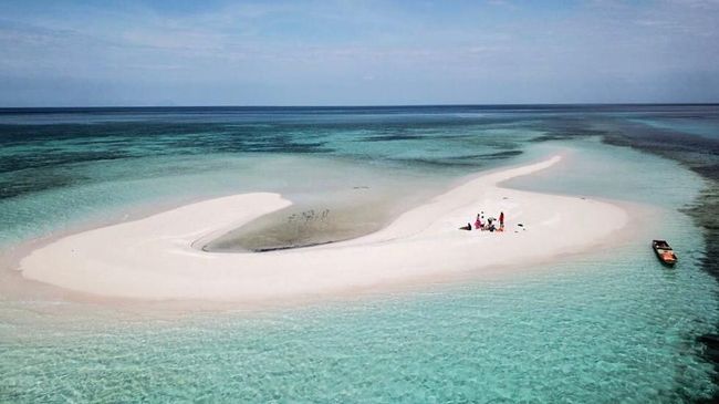 Fenomena Pasir Timbul kala Laut Surut di Flores Timur