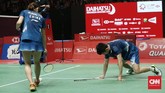 Zheng Siwei/Huang Yaqiong yang merupakan ganda campuran nomor satu dunia sempat kesulitan di gim kedua, tapi kemudian berhasil bangkit dan menang 21-19 di gim kedua. (CNN Indonesia/Andry Novelino)