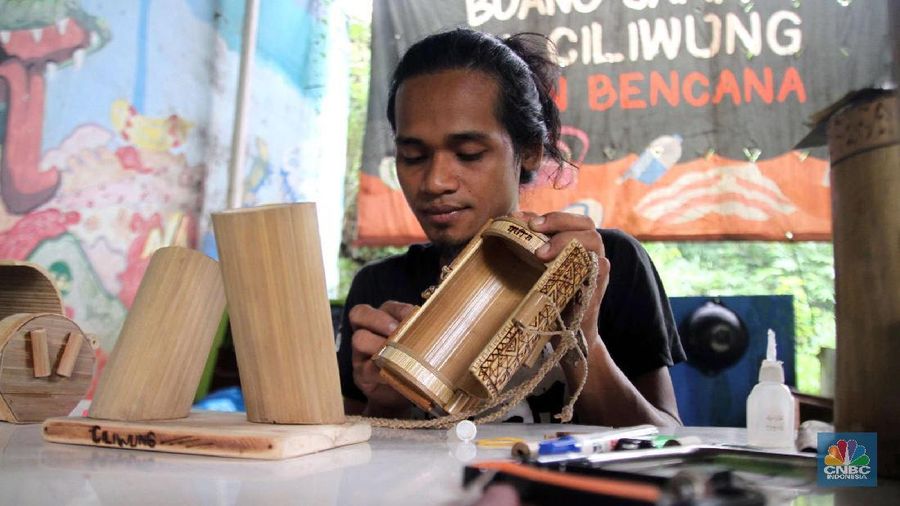 Kerajinan Produk seperti tas, tempat tisu, tempat pensil dari bambu dijual dari harga Rp 100.000 s.d Rp 400.000.