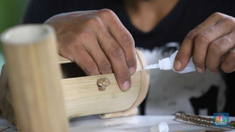 Kerajinan Produk seperti tas, tempat tisu, tempat pensil dari bambu dijual dari harga Rp 100.000 s.d Rp 400.000.