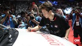 Liliyana Natsir membubuhkan tanda tangan di salah satu mobil sponsor yang terparkir di dalam Istora Senayan usai final Indonesia Masters 2019. (CNN Indonesia/Andry Novelino)