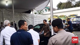 Jokowi Melayat Eka Tjipta di Rumah Duka RSPAD Gatot Soebroto