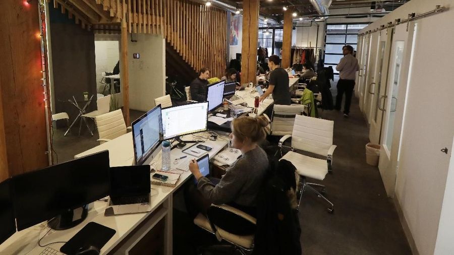 Saat ini banyak perusahaan baru banyak memanfaatkan ruang kerja bersama (Coworking Space).