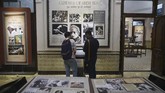 Pengunjung dari berbagai daerah di India pun berdatangan dan terkagum-kagum akan sejarah serta betapa besarnya industri perfilman India, yang selama ini tak mereka kira. (AFP/PUNIT PARANJPE)