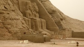 FOTO: Melihat Kuil Ramses II di Bawah Pijaran Matahari